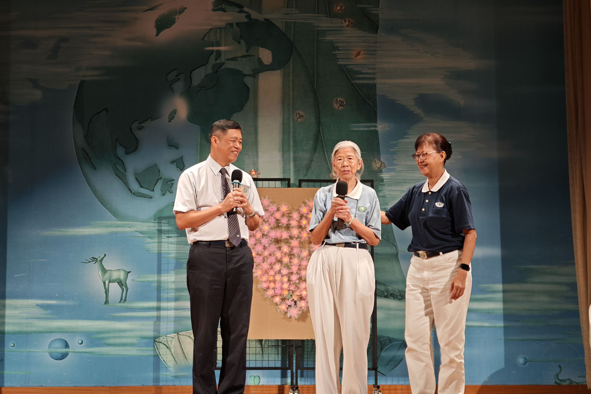 Deputy CEO Tan Chai Hoon (left) expresses his gratitude to 80-year-old Tzu Chi Commissioner Ng Geok Buay (middle) for her continued involvement in the behind-the-scenes work of the Parent-Child Bonding Class. Ng Geok Buay also encourages everyone to cherish their time by serving as volunteers in Tzu Chi. (Photo by Tew Yu Rui) 