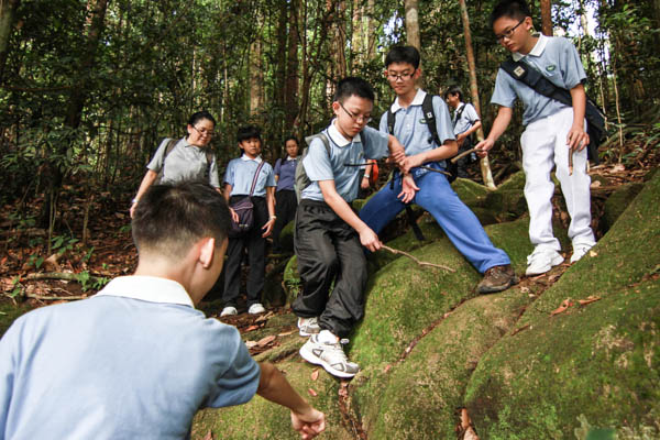 登山体验大自然 慈少发挥团队精神