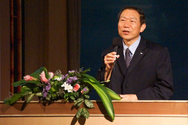 Another speaker, Chen Zhi Yuan, a volunteer from Taipei, shares about his experience walking on the Tzu Chi Path. Photo by Nichelle Chan