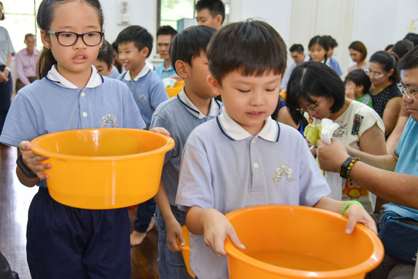 当孩子来到脚边 感动无法言喻