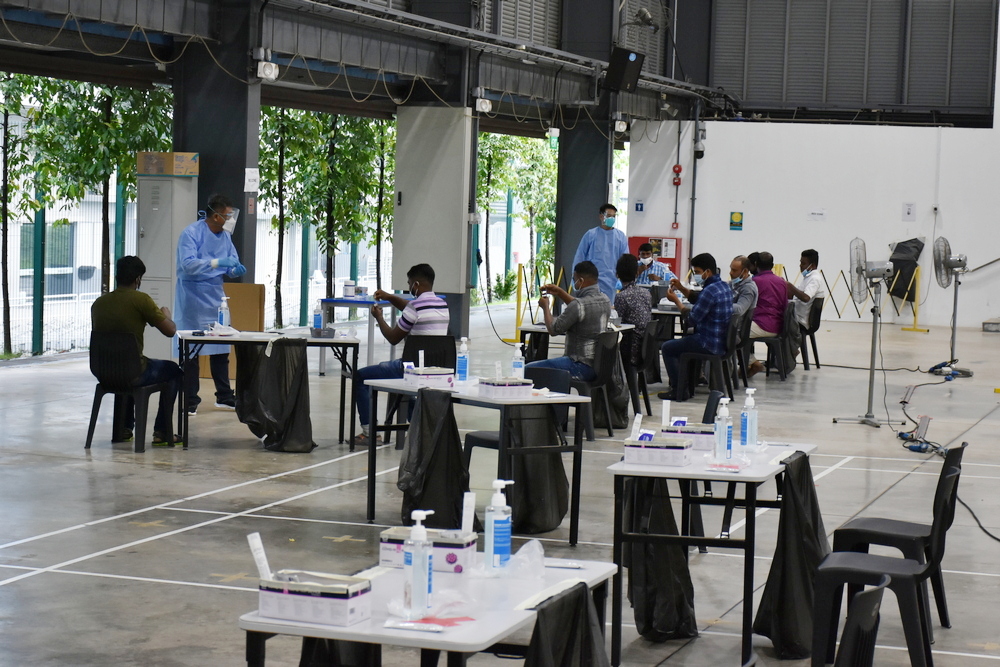 The migrant workers undergoing COVID-19 pre-event testing. All participants also had to be fully vaccinated. (Photo by Li Fumin)